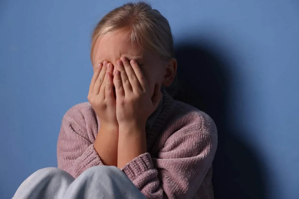 Imagens de abuso sexual infantil por IA crescem 40% em 2026