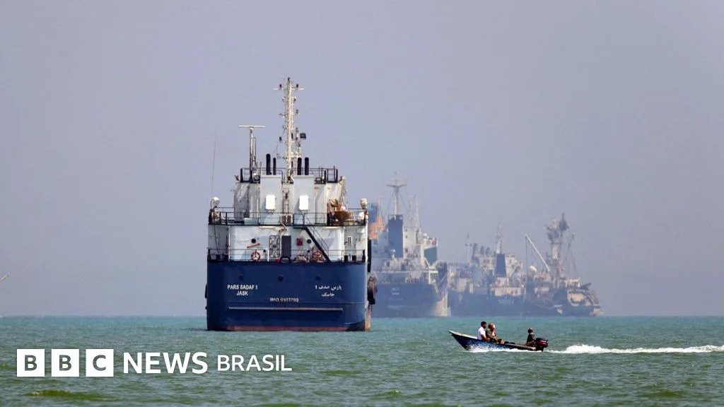 EUA-Irã: Trump diz abrir Ormuz e suspender bloqueio naval